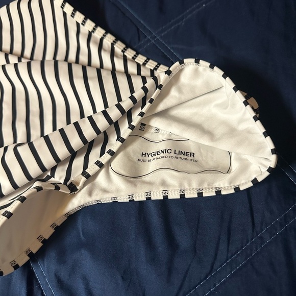 NWT Cupshe Womens One Piece Swimsuit Size M Stripped White Black - Picture 4 of 4